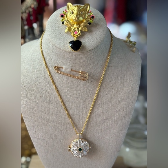 Floral Rhinestone Locket Pendant Necklace~ Gold Tone~ - Picture 6 of 9